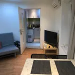 Kert Kapcsolatos Lakás Privát Parkolóval *