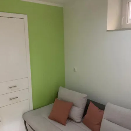 Kert Kapcsolatos Lakas Privat Parkoloval *