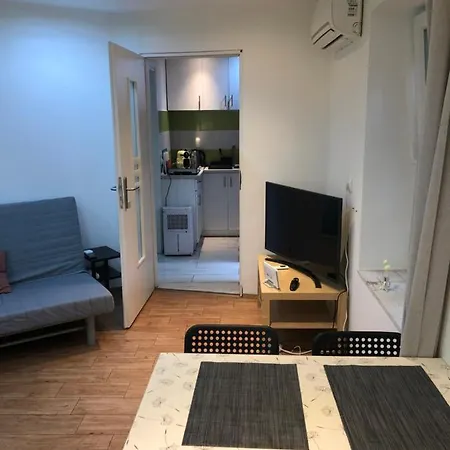 Kert Kapcsolatos Lakas Privat Parkoloval *