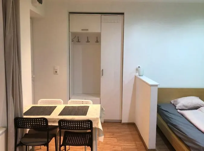 Kert Kapcsolatos Lakas Privat Parkoloval شقة *