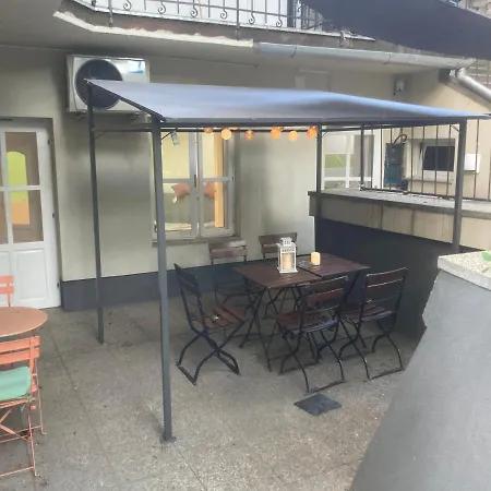 Apartament Kert Kapcsolatos Lakas Privat Parkoloval *