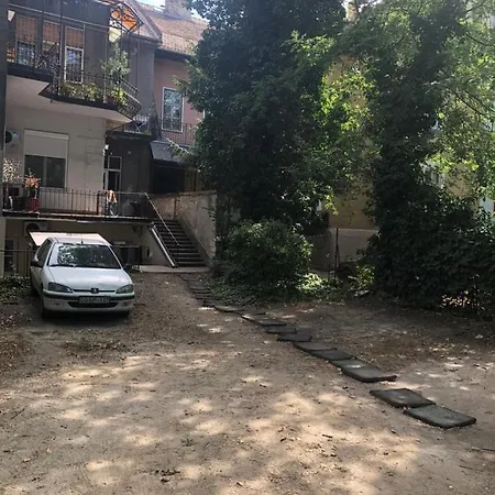 Apartament Kert Kapcsolatos Lakas Privat Parkoloval