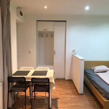 Kert Kapcsolatos Lakas Privat Parkoloval Apartament *