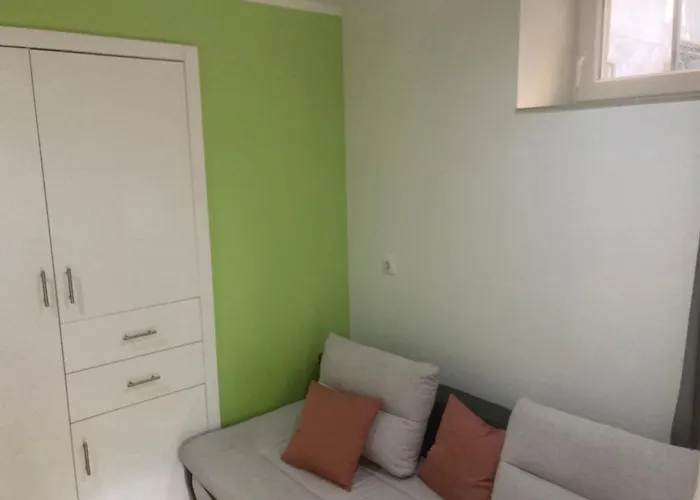 Kert Kapcsolatos Lakas Privat Parkoloval *